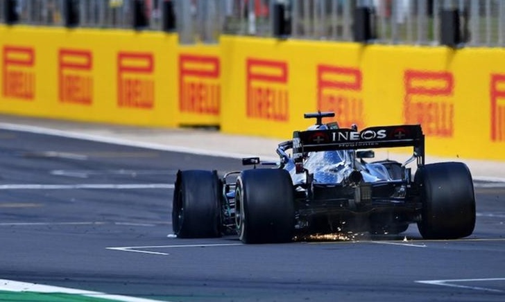 Formula 1: Έκανε πλάκα και με... τρεις ρόδες ο Χάμιλτον στο Σίλβερστοουν