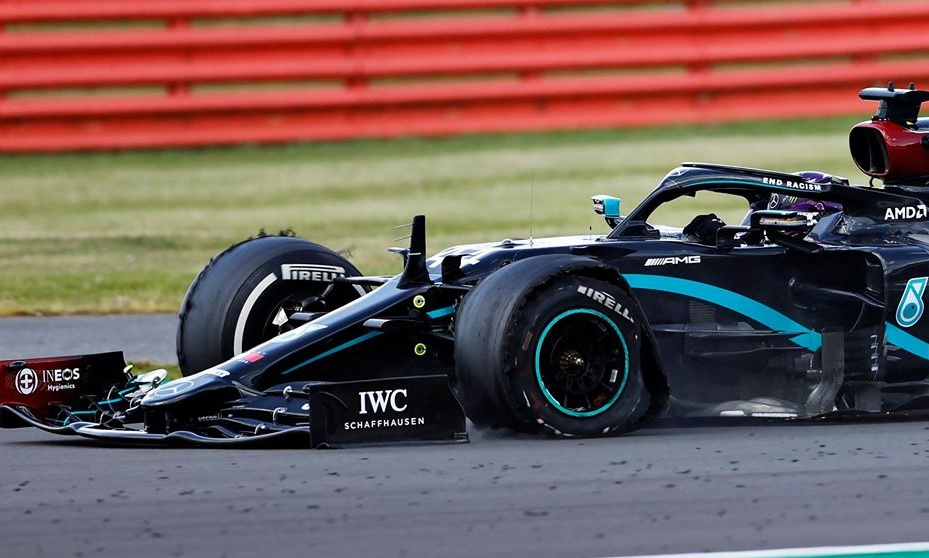 Τι έκανε πάλι ο άνθρωπος! Ο επικός τερματισμός του Χάμιλτον χωρίς μία ρόδα (video+photos)