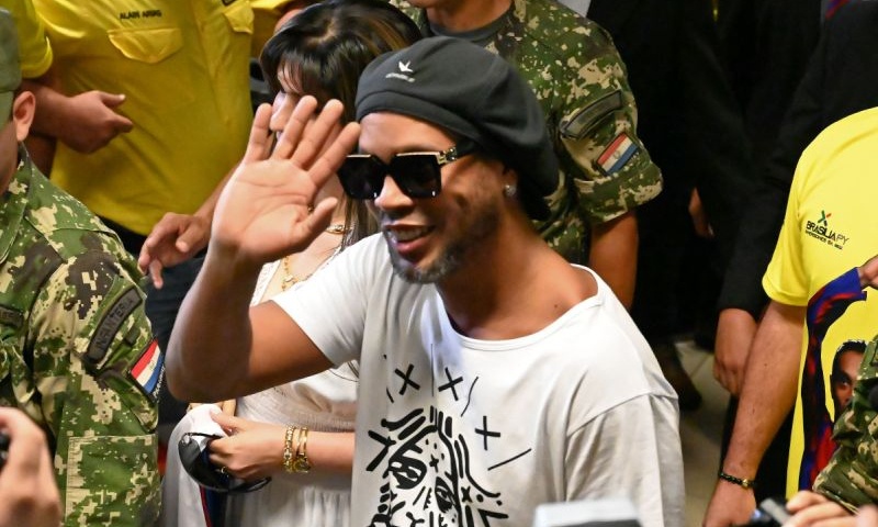 Ελεύθερος ο Ροναλντίνιο! (photos)