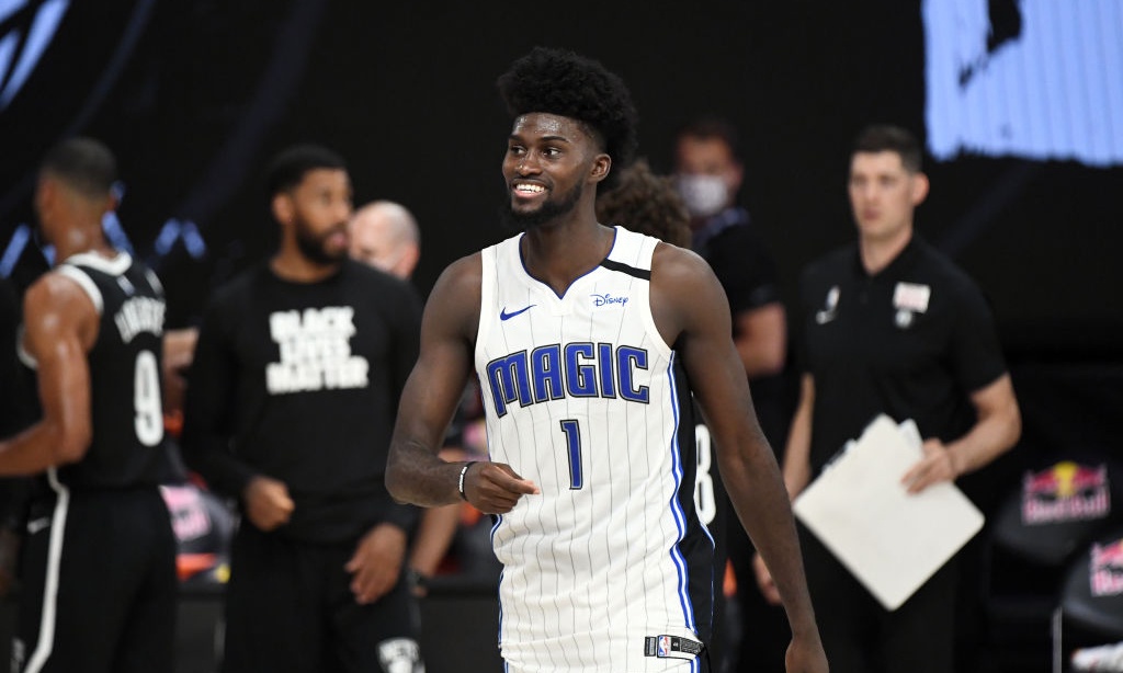 NBA: Σοκαριστικός τραυματισμός για τον Άιζακ των Μάτζικ (video)