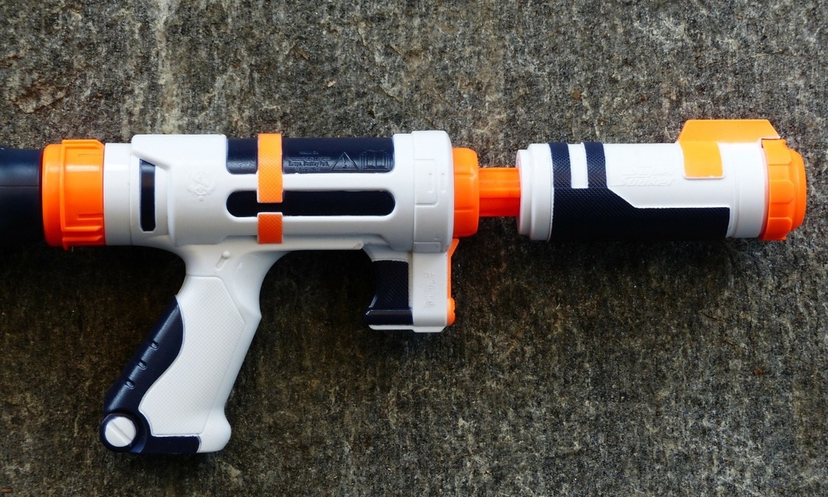 Πιτσιρικάς περιμένει τον πατέρα του με τεράστιο νεροπίστολο αλλά την πάτησε! (video)