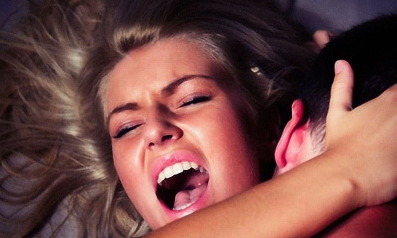 Το θορυβώδες σεξ έφερε σημείωμα έπος: «Η κυρία που βογκάει σαν Γκνου…» (photos)