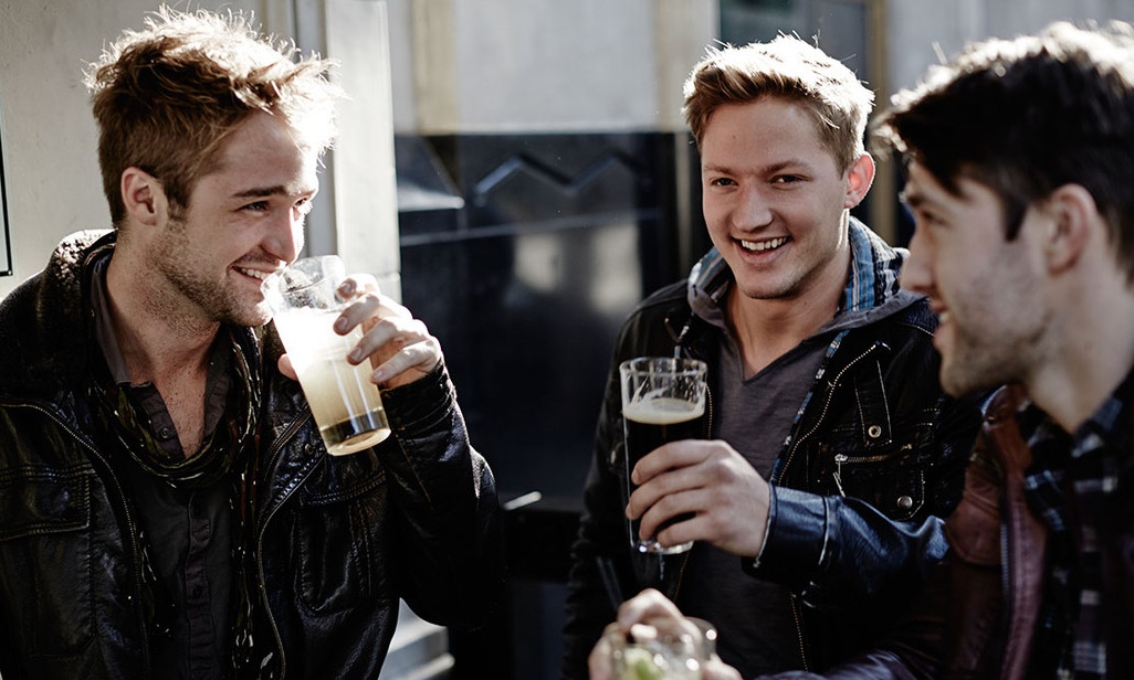 Διεθνής ημέρα μπίρας σήμερα και είσαι πιο υγιής όταν πίνεις με τους κολλητούς