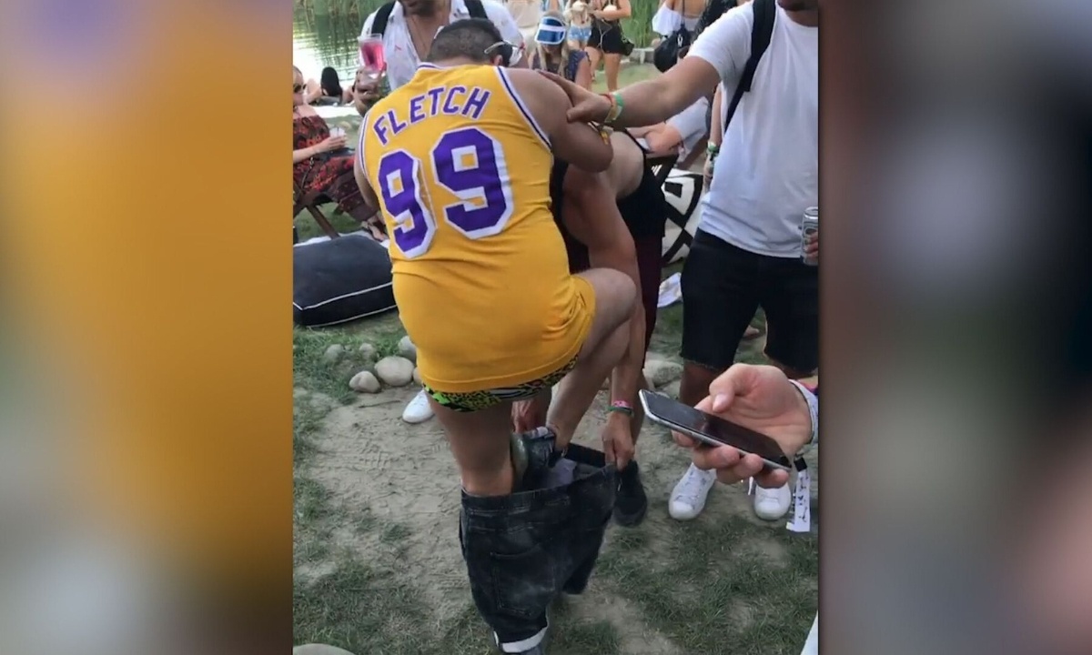 Πήγε σε πάρτι, έγινε ντίρλα και δεν μπορούσε να ντυθεί (video)