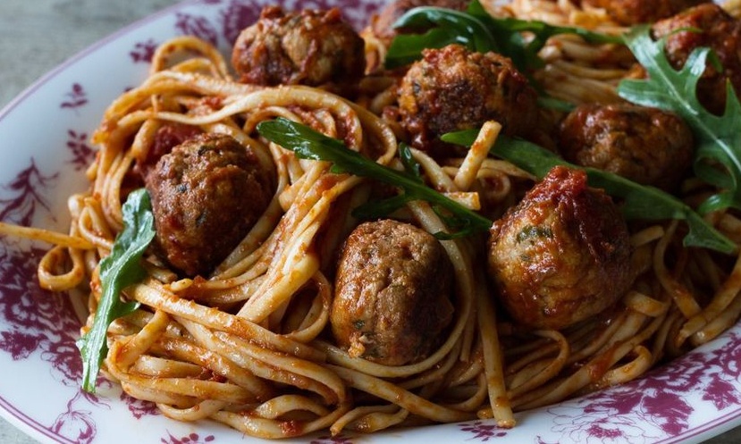 Άκης Πετρετζίκης: Ζυμαρικά με κεφτεδάκια γαλοπούλας