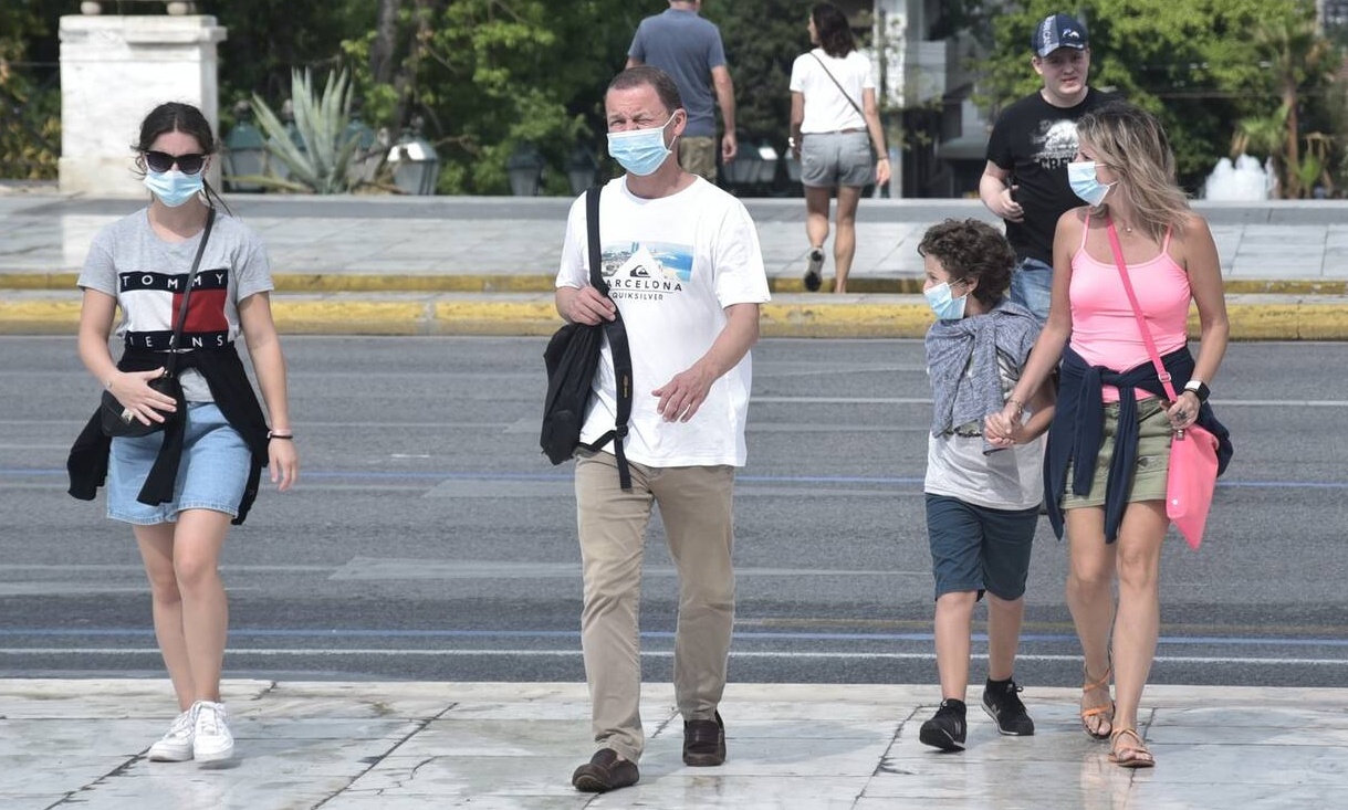 Κορονοϊός: Μάσκες σε μαθητές και εκπαιδευτικούς – Δωρεάν το εμβόλιο για όλους τους Έλληνες
