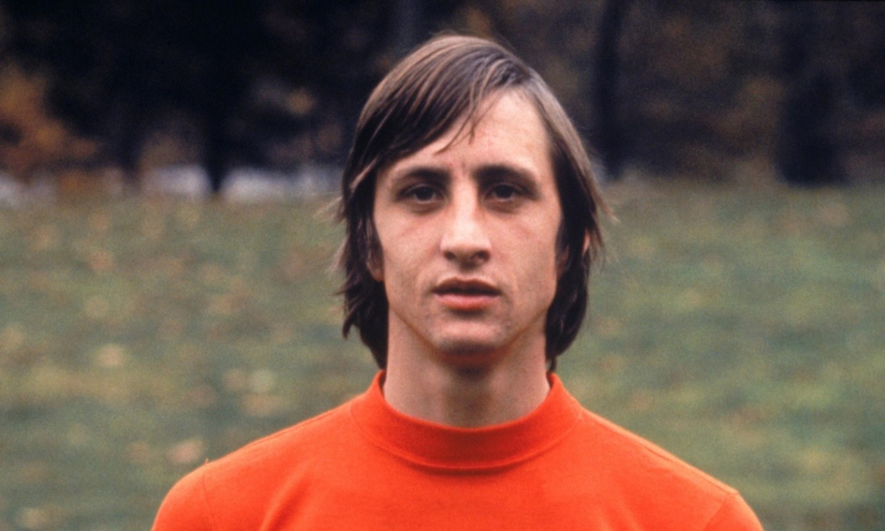 Άγιαξ: Παρουσιάστηκε το άγαλμα του Κροίφ (photos)