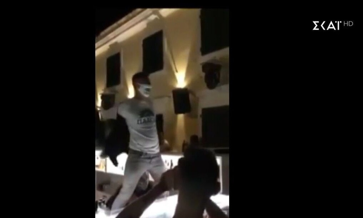 Απίστευτες εικόνες σε μαγαζί με τον ύμνο του ΠΑΣΟΚ και… Ανδρέα Παπανδρέου (vid)
