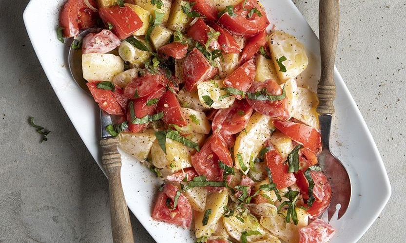 Άκης Πετρετζίκης: Πατατοσαλάτα με ντομάτες