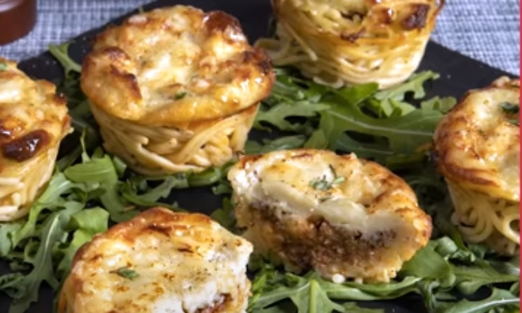 Άκης Πετρετζίκης: Ατομικό παστίτσιο