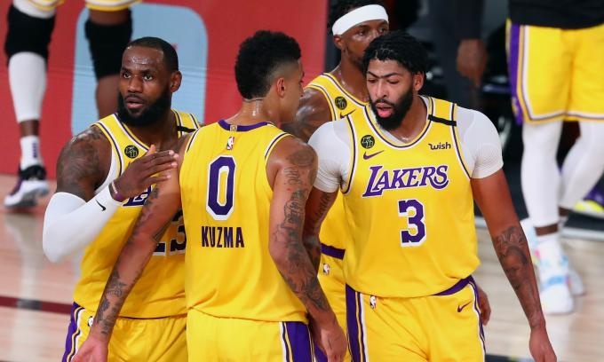 NBA: Λεμπρόν και Ντέιβις έφεραν την πρόκριση (video)