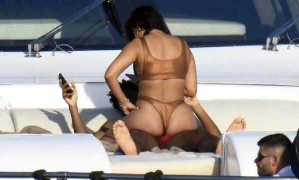 Ασυγκράτητη! Του... όρμησε αδιαφορώντας για τα αδιάκριτα βλέμματα (pics)