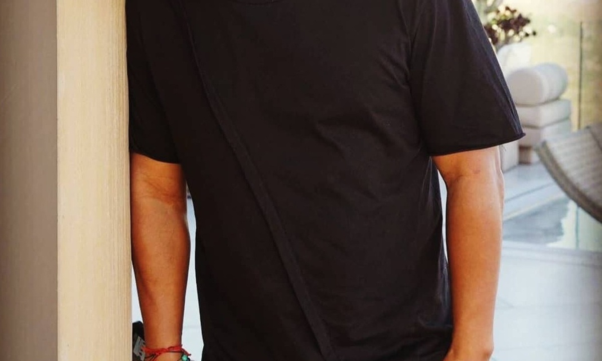 Έφυγε από τη ζωή πασίγνωστος μουσικός σε ηλικία 49 ετών (Photos)