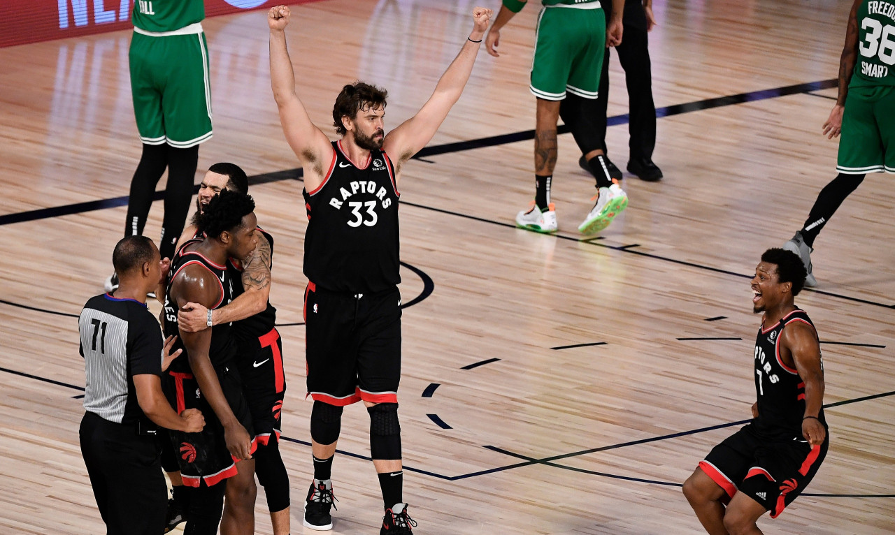 NBA: Ζωντανοί οι Ράπτορς με buzzer beater του Ανονούμπι (video)