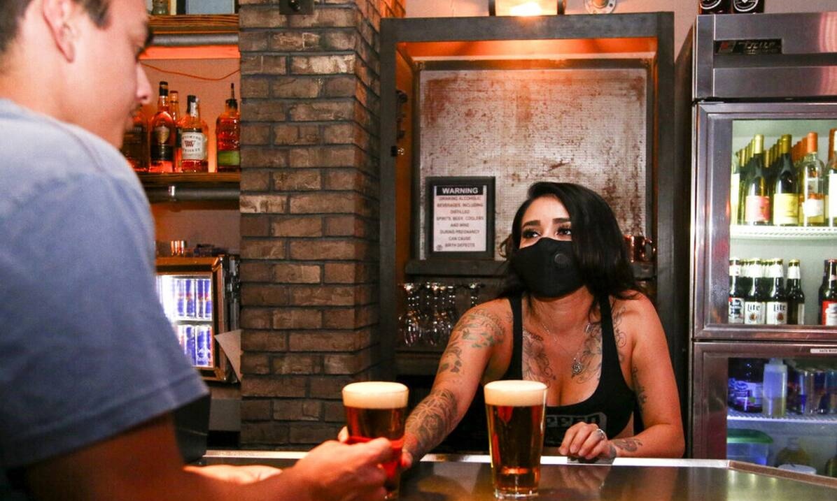 Γιατί η πανδημία μας κάνει να πίνουμε περισσότερο