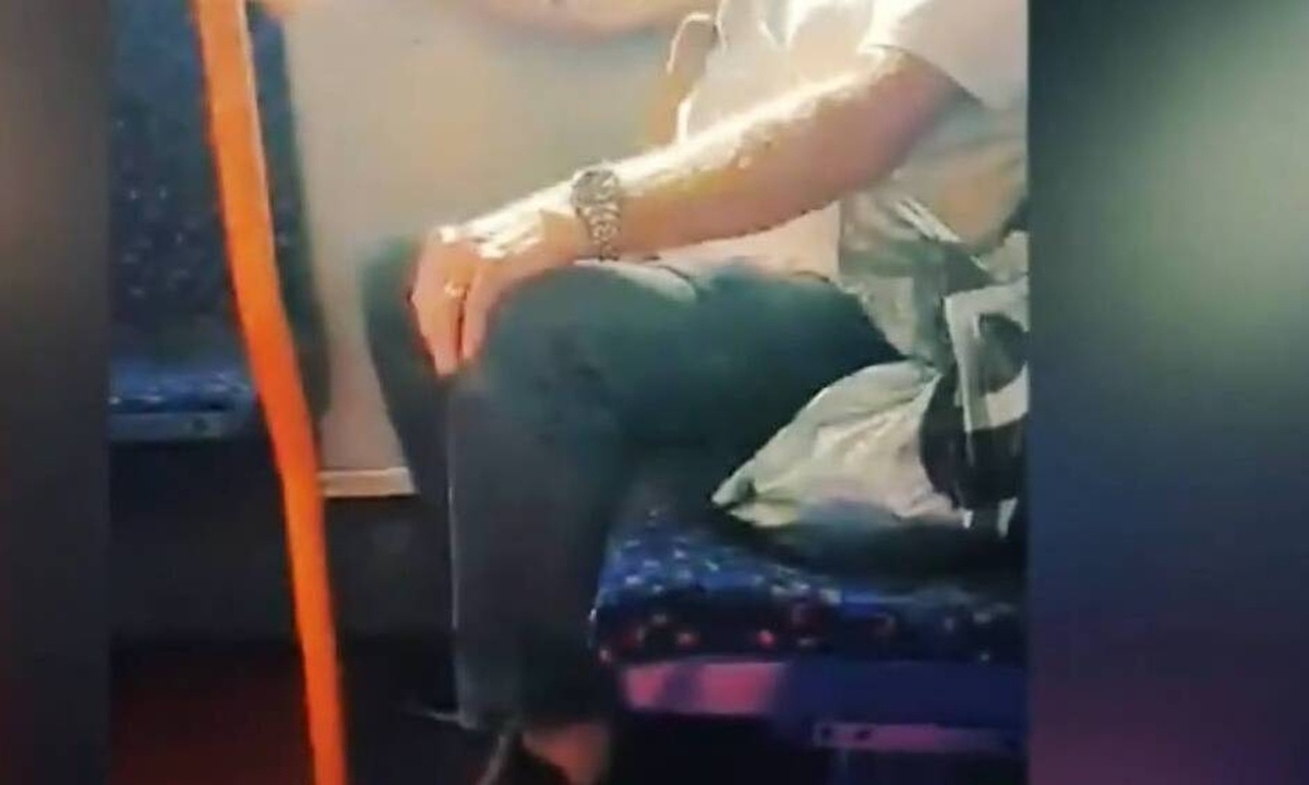 Απίστευτo: Μπήκε σε λεωφορείο και αντί για μάσκα φόρεσε… φίδι! (video)