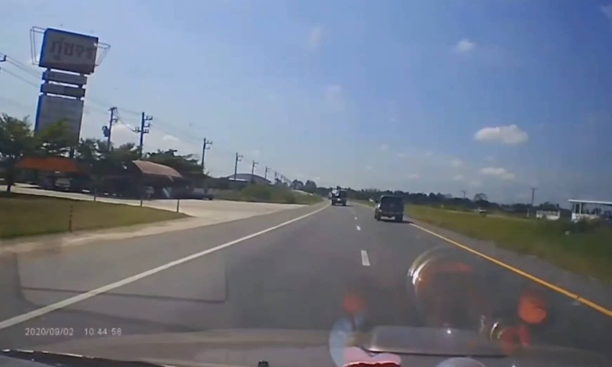 Βίντεο: Η στιγμή που αντικείμενο εμφανίζεται από το πουθενά και σπάει παρμπρίζ αυτοκινήτου