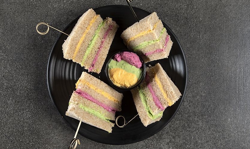 Άκης Πετρετζίκης: Σάντουιτς ουράνιο τόξο