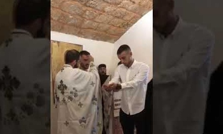 Έλληνας ποδοσφαιριστής βάπτισε πρώην συμπαίκτη του (video)