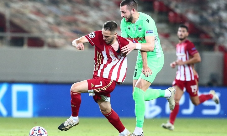 Ολυμπιακός-Ομόνοια: Δεν προλάβαινε τον Φορτούνη και τον... γκρέμισε! (video)