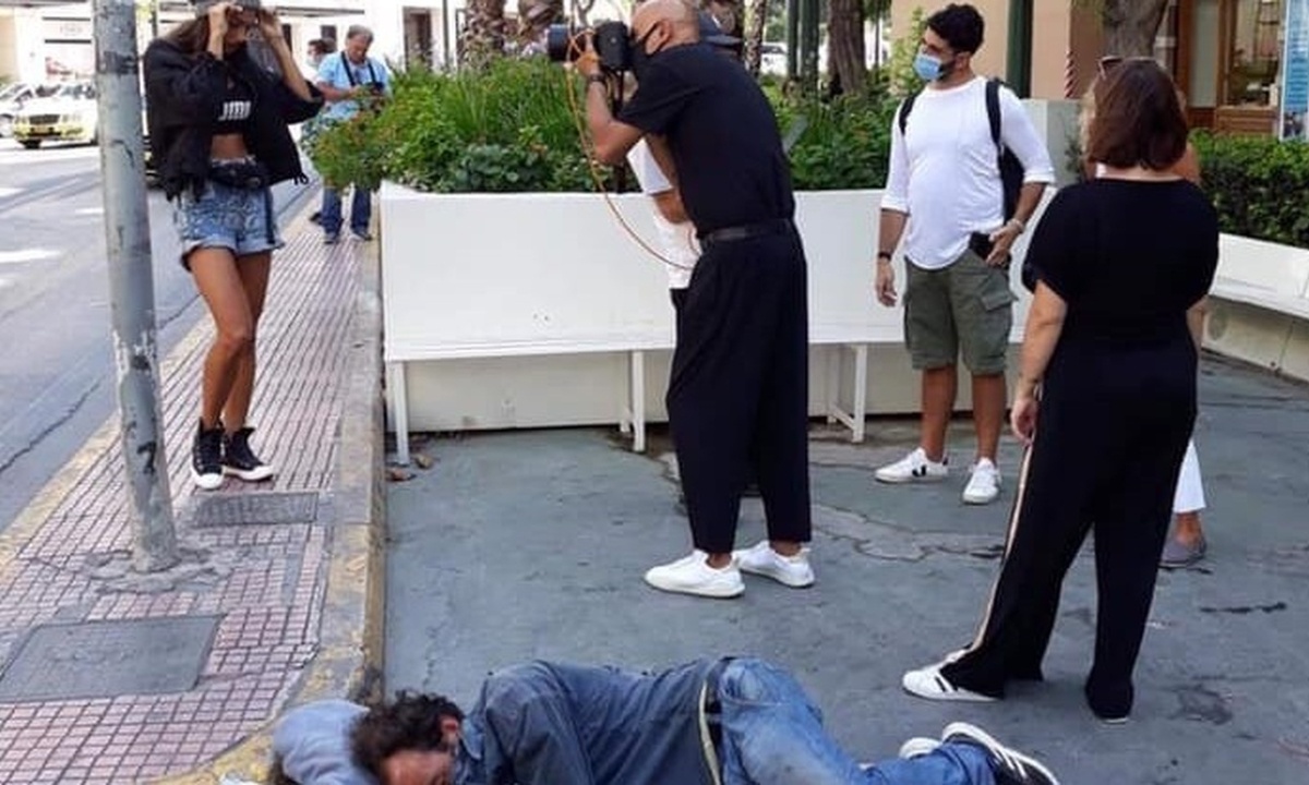 Δημήτρης Σκουλός: Η πρώτη αντίδραση για τη φωτογράφιση δίπλα από άστεγο (video)