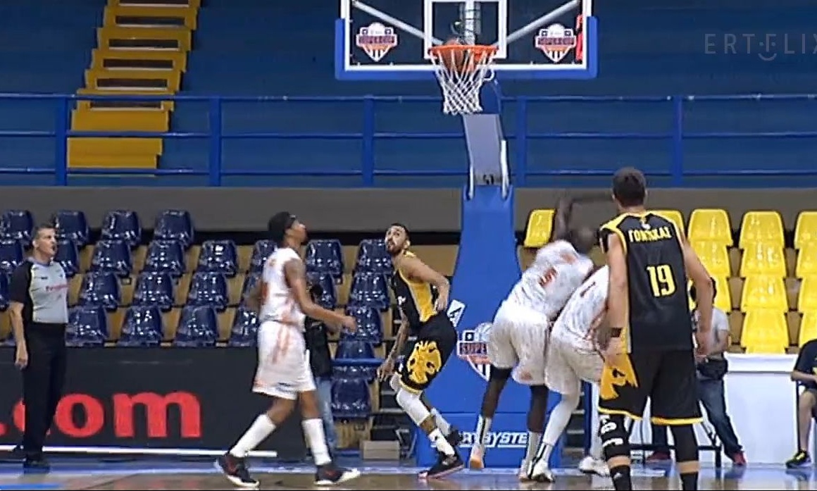 Προμηθέας-ΑΕΚ: Συγκρούστηκε με συμπαίκτη του και χτύπησε ο Αγκμπελέζε (video+photos)