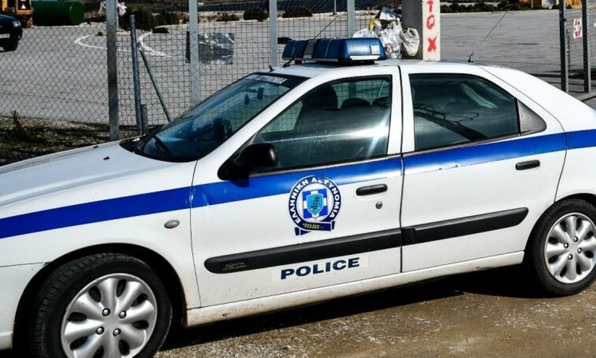 Τρίκαλα: Σάλος με 60χρονο επιδειξία - Δεν σταμάτησε ούτε μπροστά στους αστυνομικούς (vid)