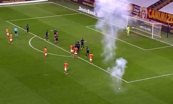 Έπεσε φωτοβολίδα στο γήπεδο σε ντέρμπι κεκλεισμένων των θυρών! (photos΄+videos)