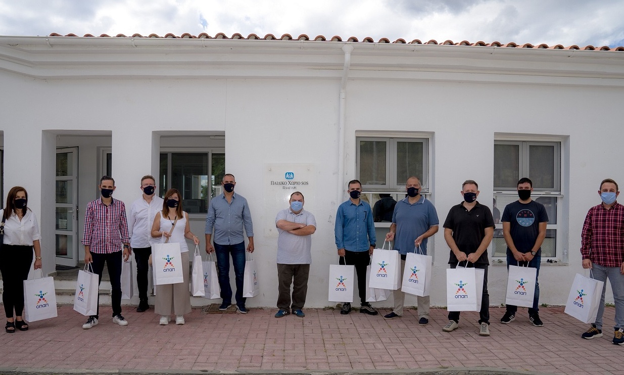 Ο ΟΠΑΠ προσφέρει παπούτσια και χαμόγελα σε παιδιά