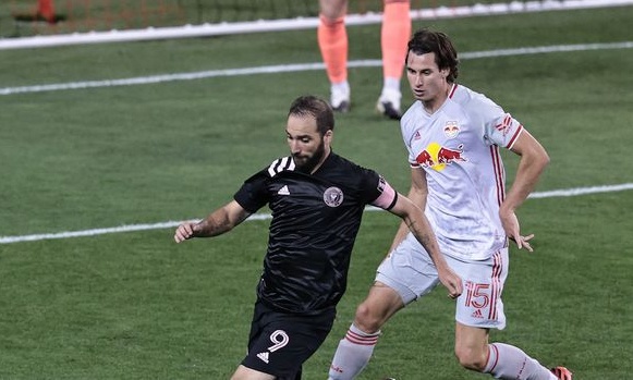 Γκονζάο Ιγκουαΐν: Πρώτο γκολ στο MLS με φαουλάρα (video+photos)