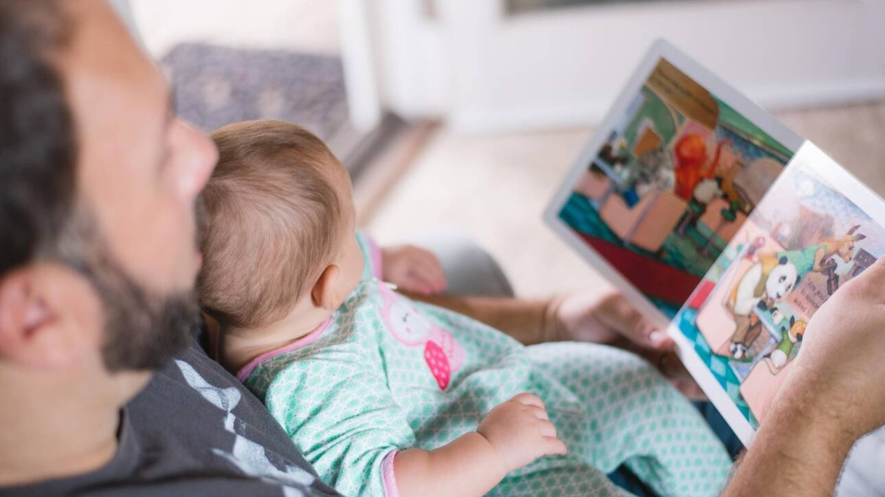 Άδεια πατρότητας για δύο μήνες εξετάζει το υπουργείο Εργασίας