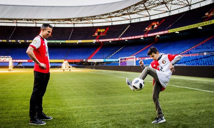 Ρόμπιν Φαν Πέρσι: Το μήλο κάτω από τη μηλιά (photos+video)