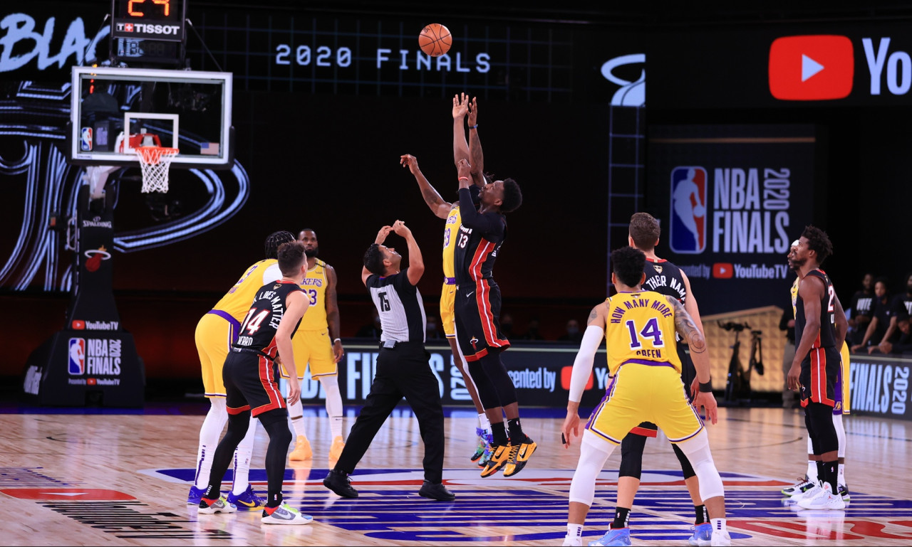 Τελικοί ΝΒΑ: Αλλαγή στην αρχική πεντάδα των Λέικερς απέναντι στους Χιτ (video)