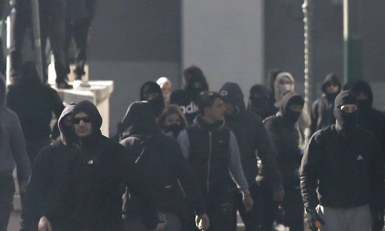 «Ντου» κουκουλοφόρων σε αγώνα πόλο εφήβων – Συνοδεία αστυνομίας έφυγαν νεαροί αθλητές