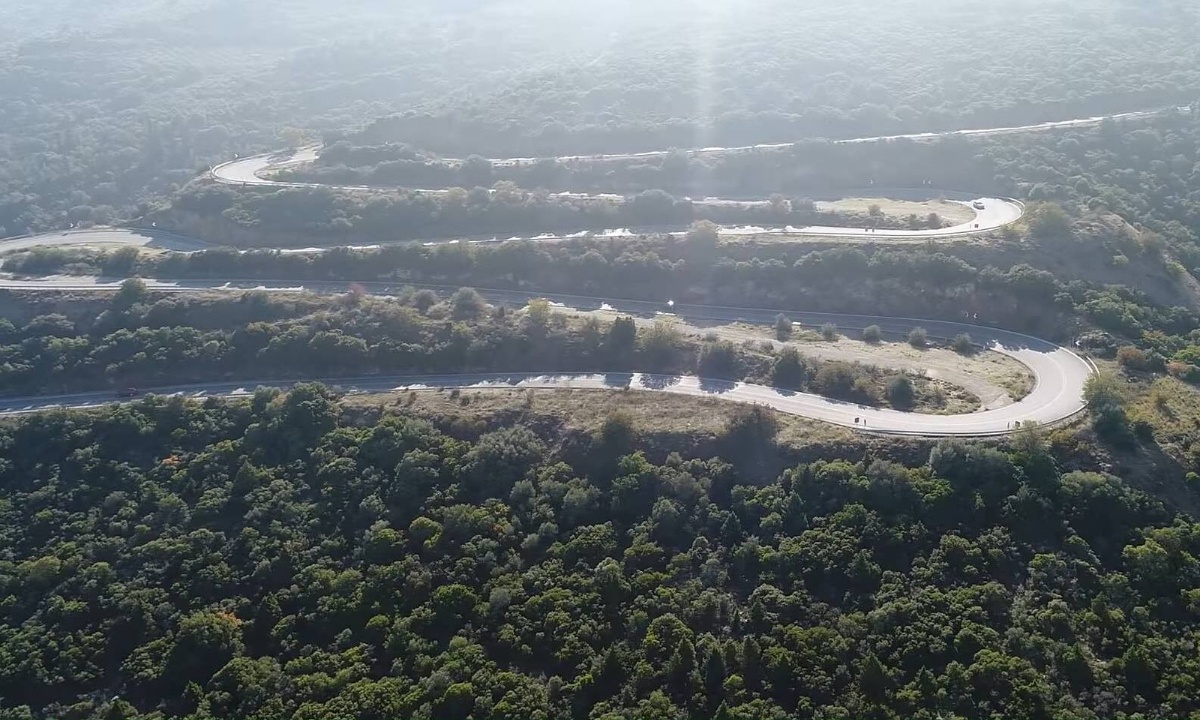 Ο ελληνικός δρόμος με τις 30 στροφές (video)