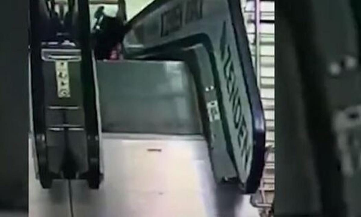 Βίντεο-σοκ: Παιδιά έπεσαν από τις κυλιόμενες ενώ η μητέρα τους ψώνιζε