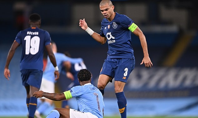 Champions League: Γονατιά εκτός φάσης στον Στέρλινγκ ο Πέπε, γλίτωσε την κόκκινη (video)