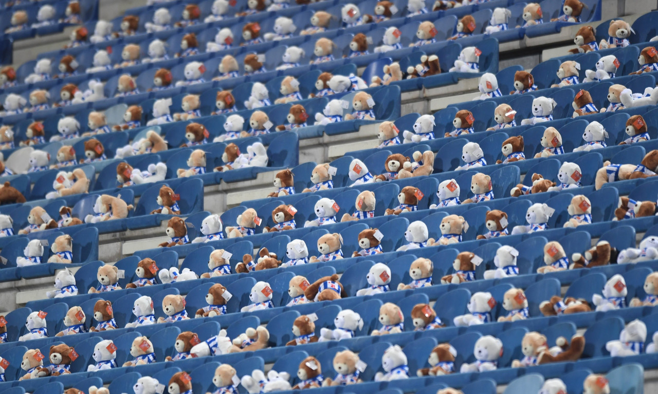 Χέρενφεϊν: Γέμισε τις εξέδρες με αρκουδάκια, για τη μάχη κατά του παιδικού καρκίνου (photos+video)