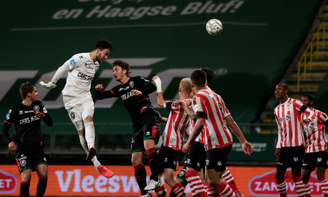 Ολλανδία: «Ήρωας» τερματοφύλακας σκόραρε σε κόρνερ στο 94’ κι έδωσε την πρόκριση στα πέναλτι (video)