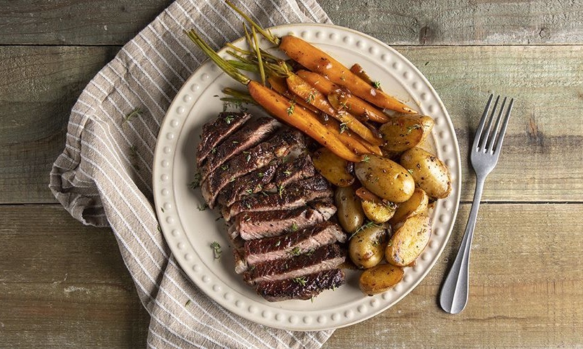 Άκης Πετρετζίκης: Μοσχαρίσιο ribeye με γλυκόξινη σάλτσα