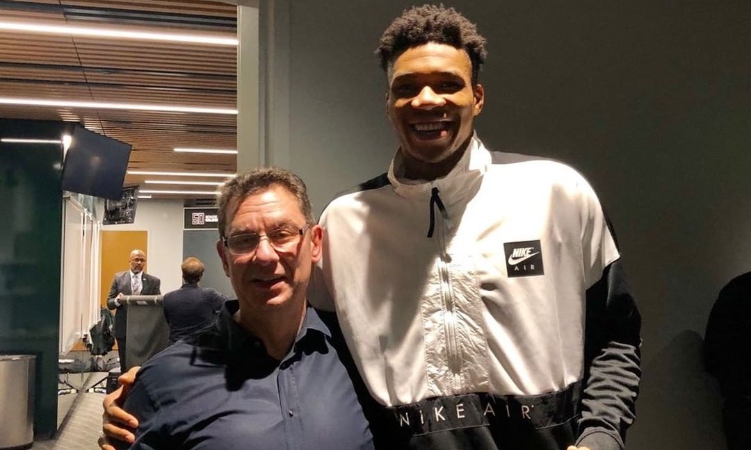 Εμβόλιο κορονοϊού: Φίλαθλος ελληνικής ομάδας ο CEO της Pfizer - Η αποκάλυψη στο Twitter (photos)