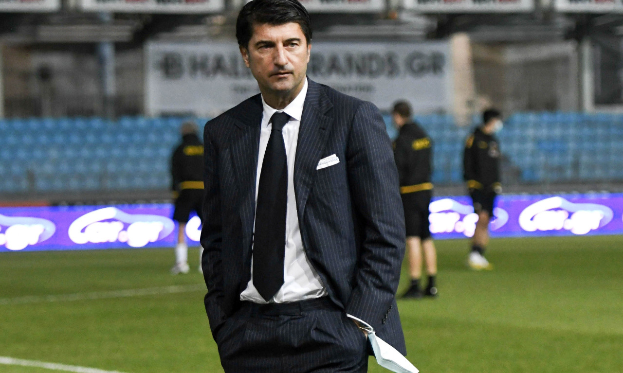 AEK: Ματιές για μπακ