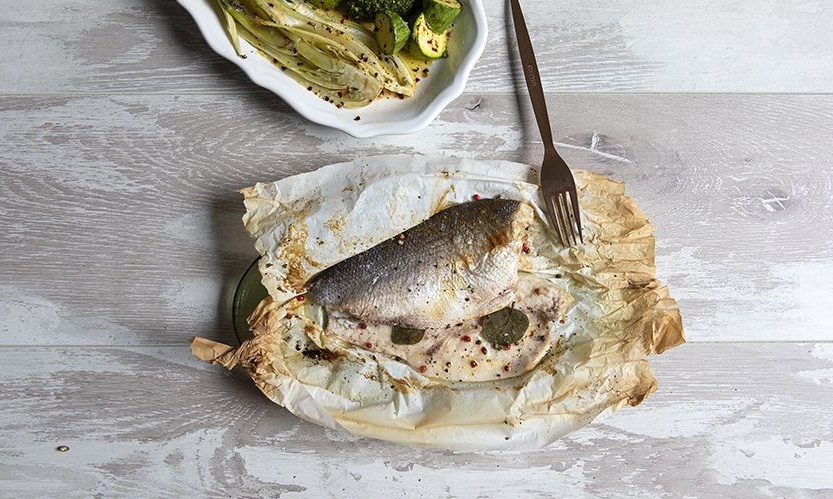 Άκης Πετρετζίκης: Λαβράκι στη λαδόκολλα