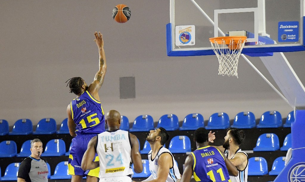 Κολοσσός-Λαύριο: Παίκτης μπήκε να παίξει με τη φανέλα προπόνησης (photos+video)