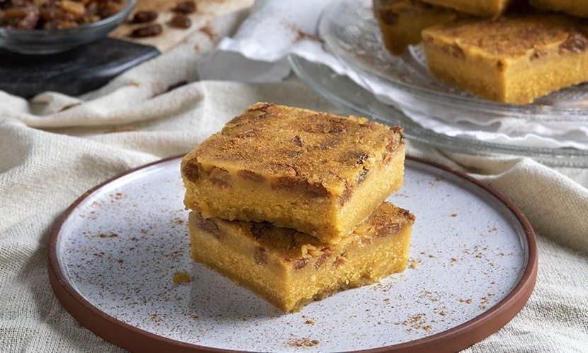 Άκης Πετρετζίκης: Μπομπότα γλυκιά με σταφίδες