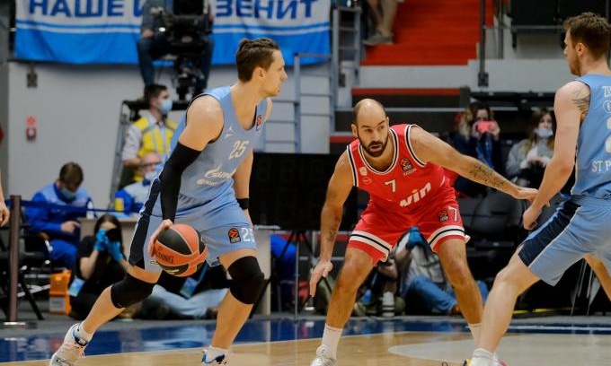 «Κεκλεισμένων τα παιχνίδια της Ζενίτ»