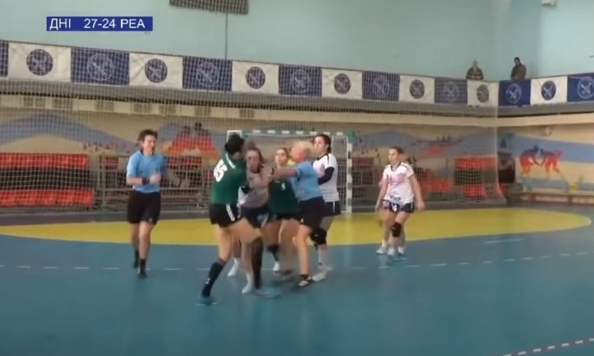 Απίστευτο ξύλο σε αγώνα χάντμπολ γυναικών! (video)