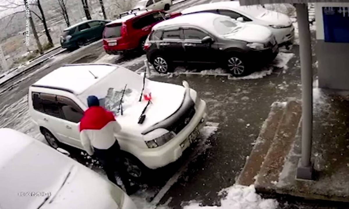 Οδηγός ξεγέλασε το θάνατο - Έπεσε πλάκα από ύψος 30 μέτρων στο αυτοκίνητό του (vid)