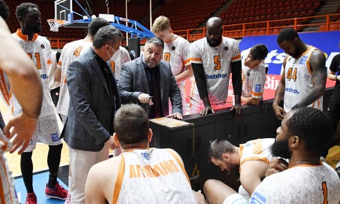 Γιατράς: «Αυτά που βιώνει η κοινωνία μας είναι το χειρότερο, όχι αυτά που περνάει η ομάδα»