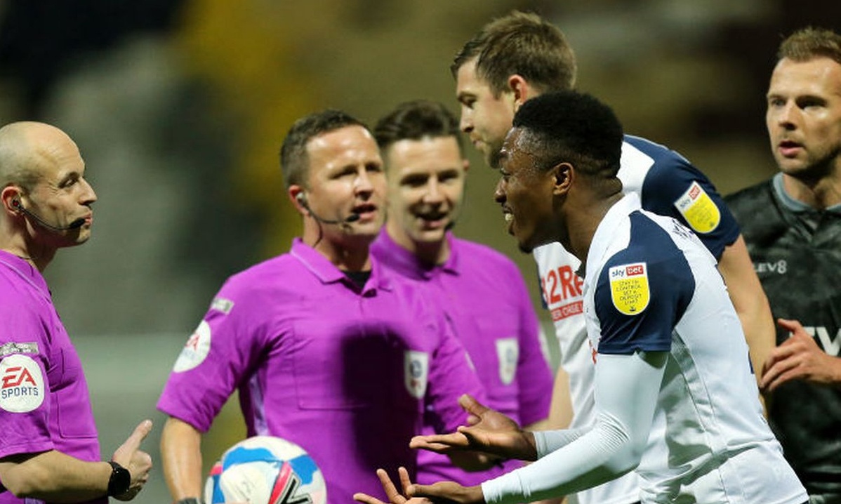 Αγγλία: Ξέφυγαν τα πράγματα - Παίκτης έπιασε τα γεννητικά όργανα αντιπάλου του (video+photos)